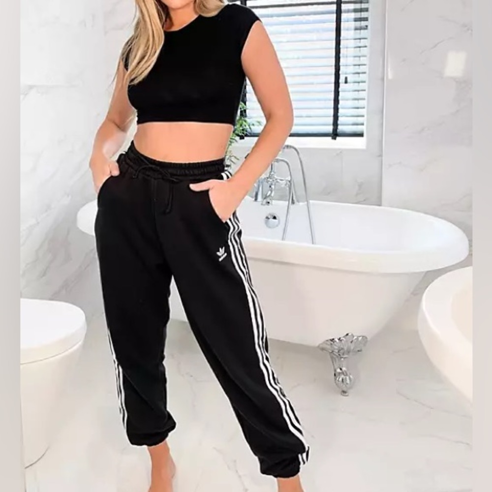 Adidas Originals adicolor three stripe sweatpants - Asos